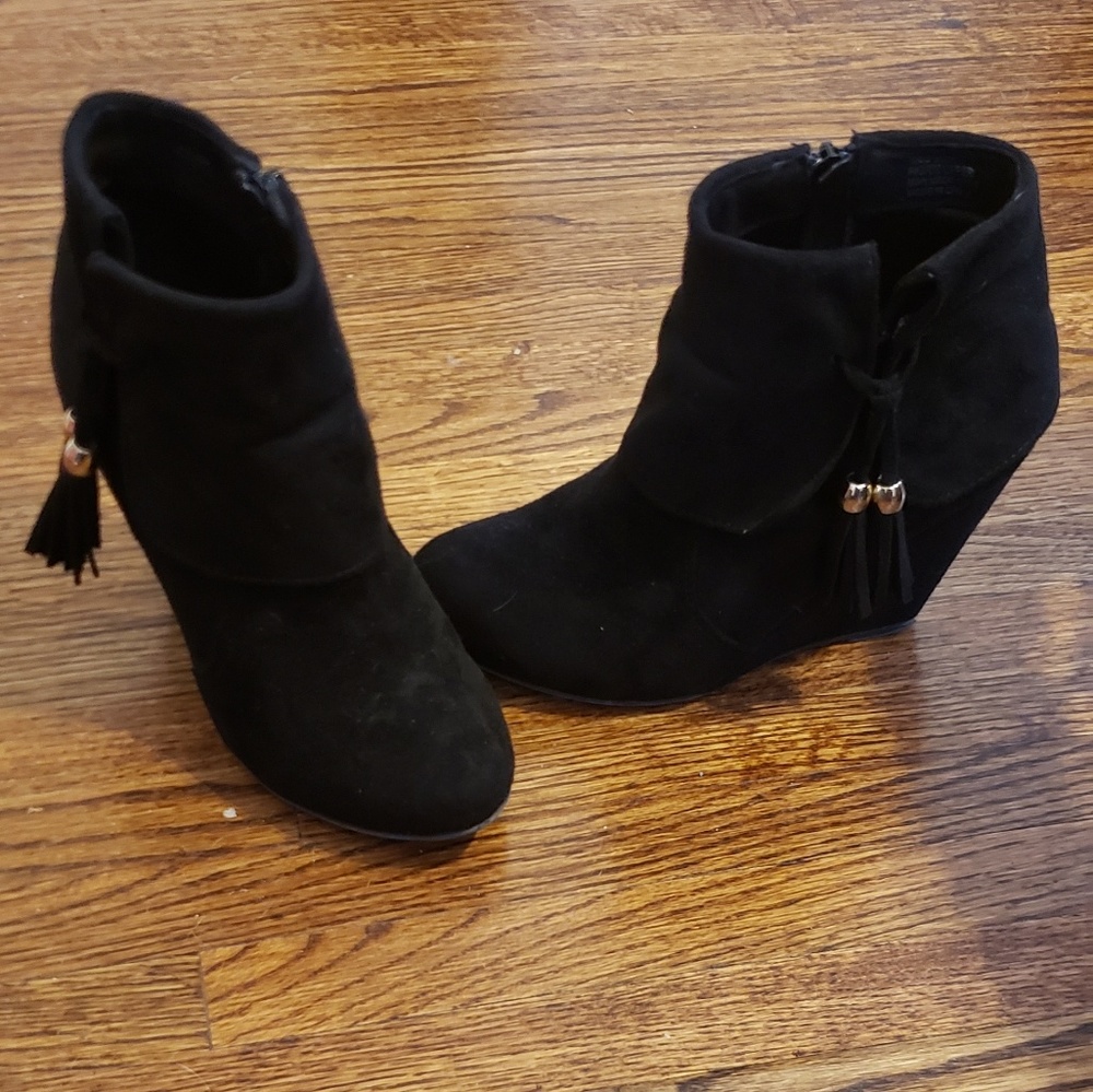 Zigi Soho black suede bootie with tassels size 6.5